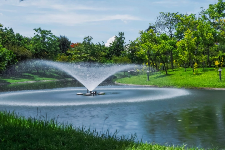 Large fountain in a lake - fountain installation services by Sorko Services in Central Florida